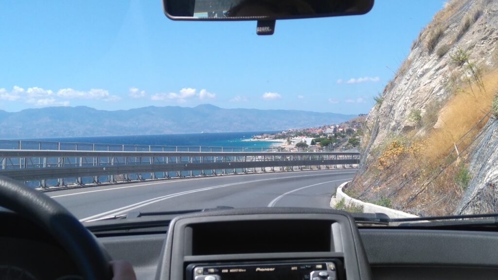 Conduire en Italie : les routes de Calabre sur la Sicile.