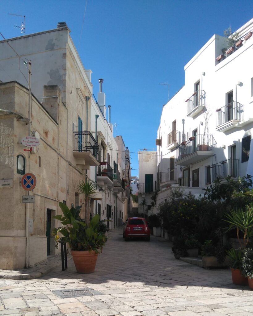 Conduire en Italie : les Pouilles et ses ruelles règlementées.