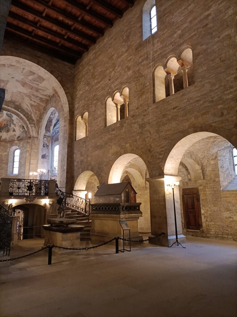 Visiter Prague en trois jours : intérieur de la basilique saint georges